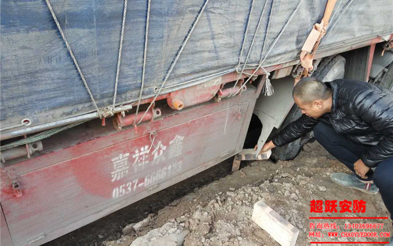 2017年10月24日工地大車陷進(jìn)泥里，工人師傅們齊心協(xié)力***后成功解決問題。